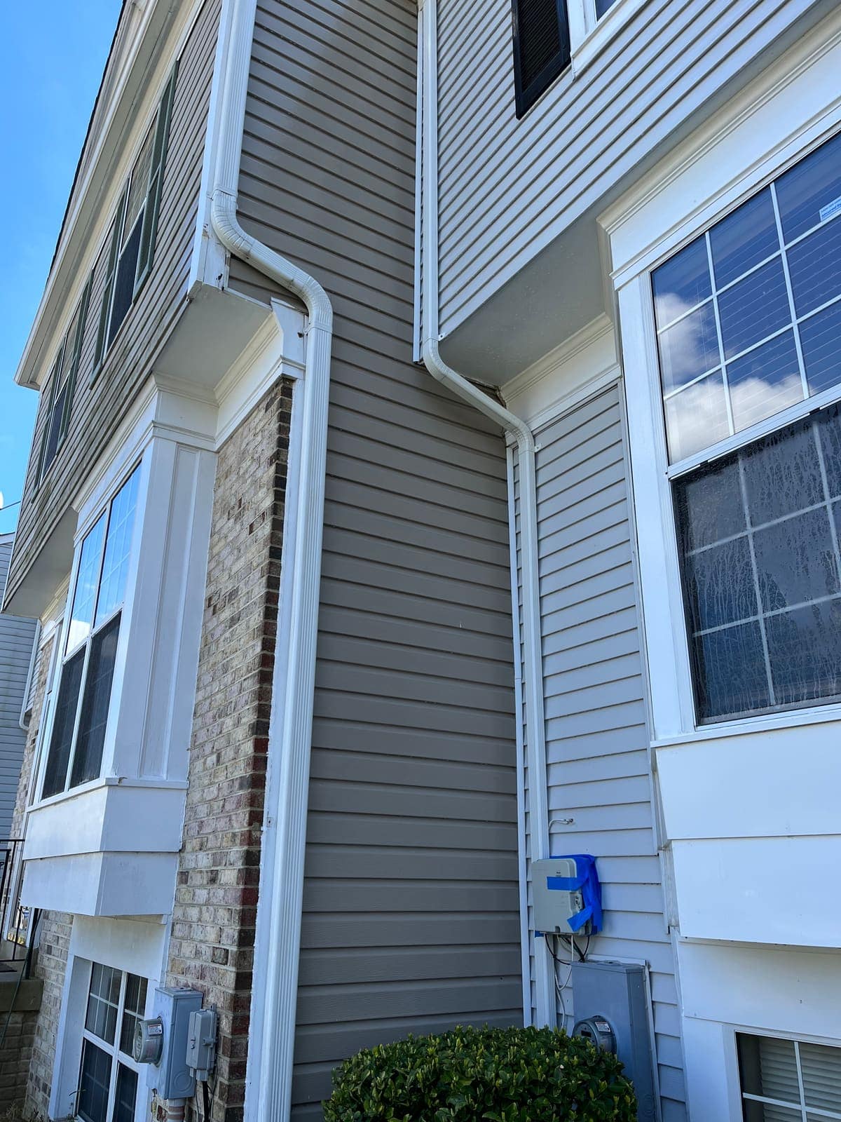 Townhouse siding and windows before washing