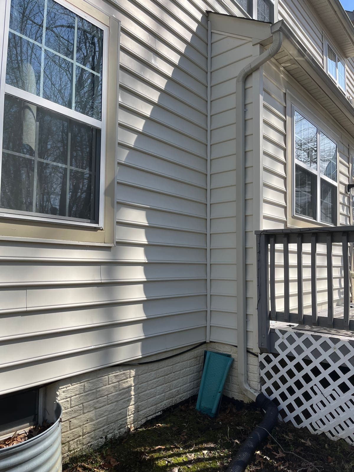 Side yard siding and lattice before cleaning