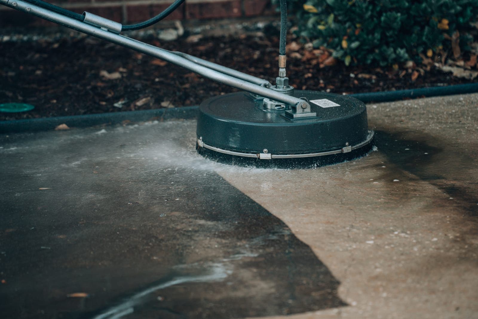 A surface cleaner giving an even, professional finish on concrete
