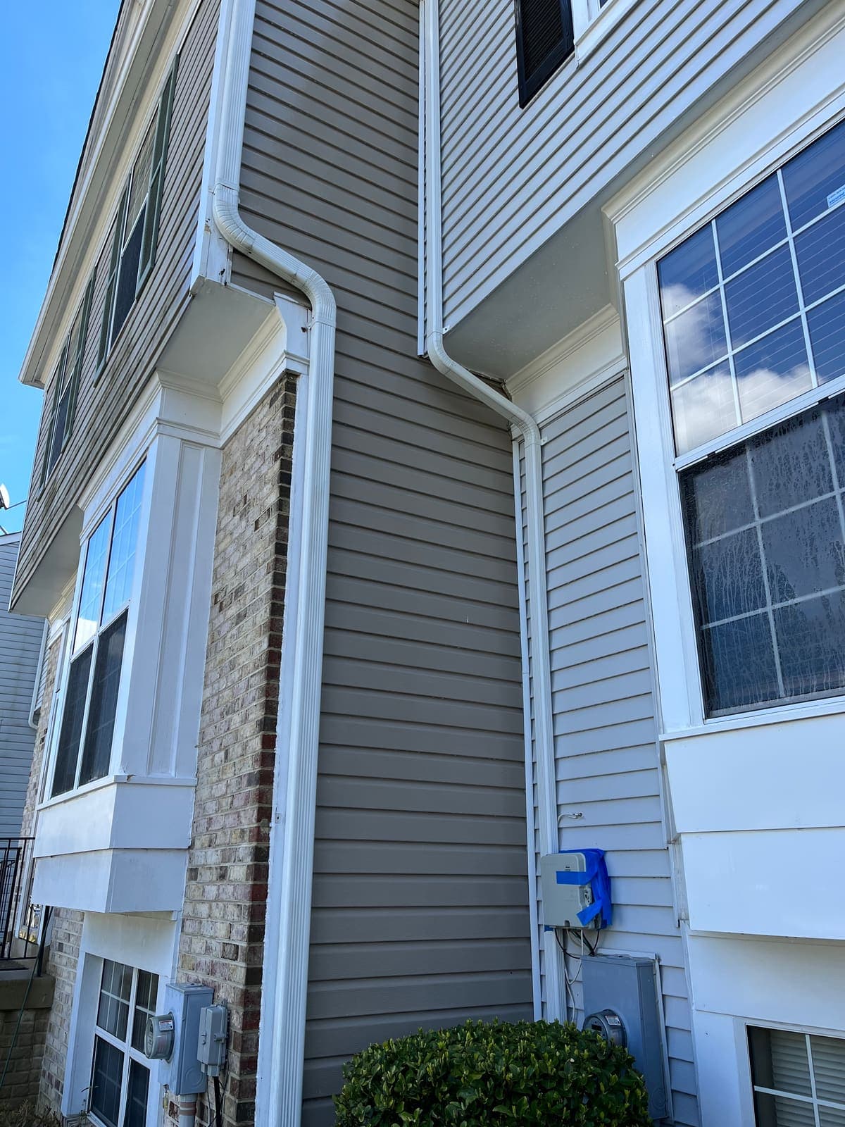 Townhouse exterior clean after soft washing