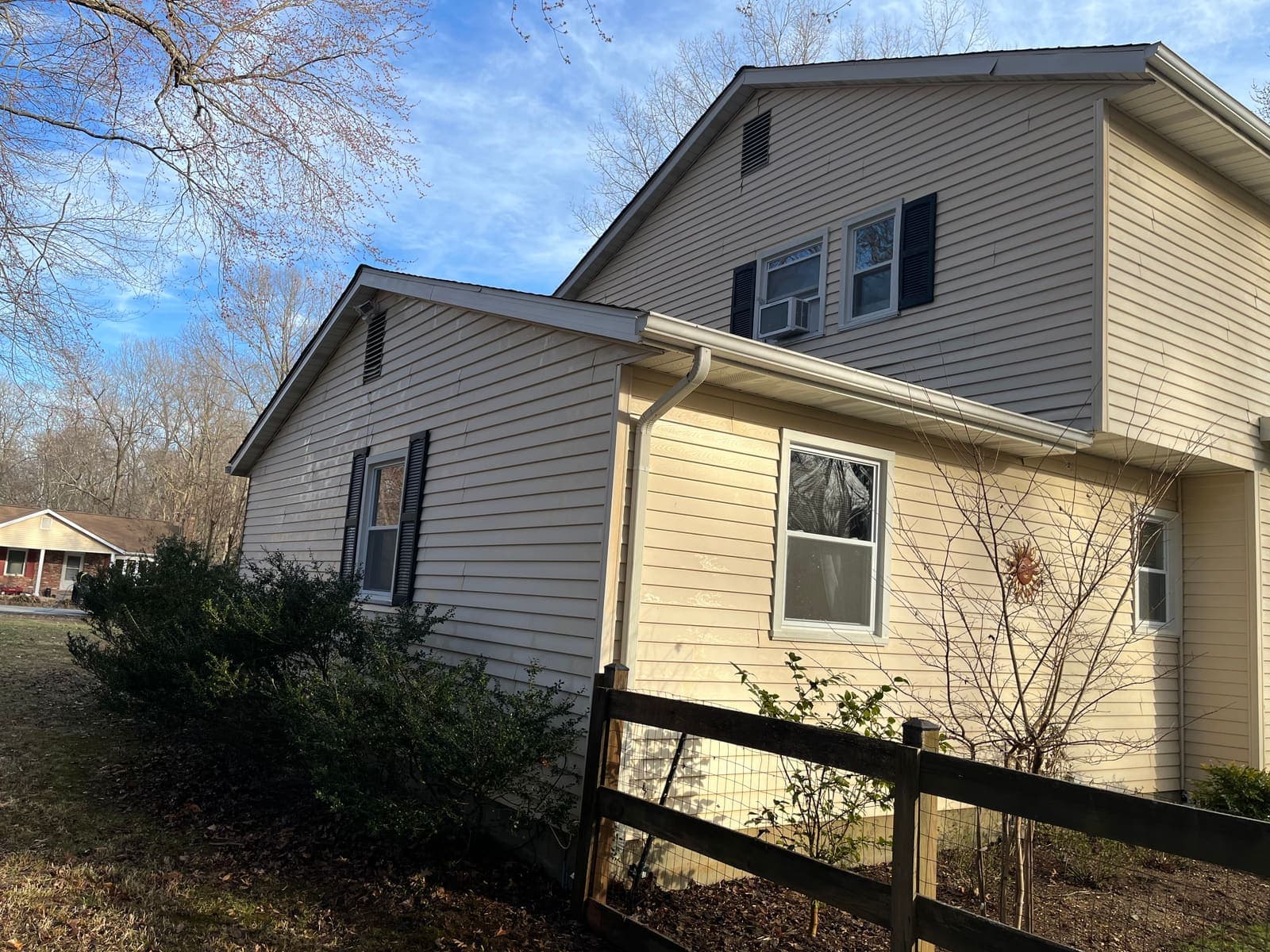 Yellow-sided house bright and clean after a soft wash