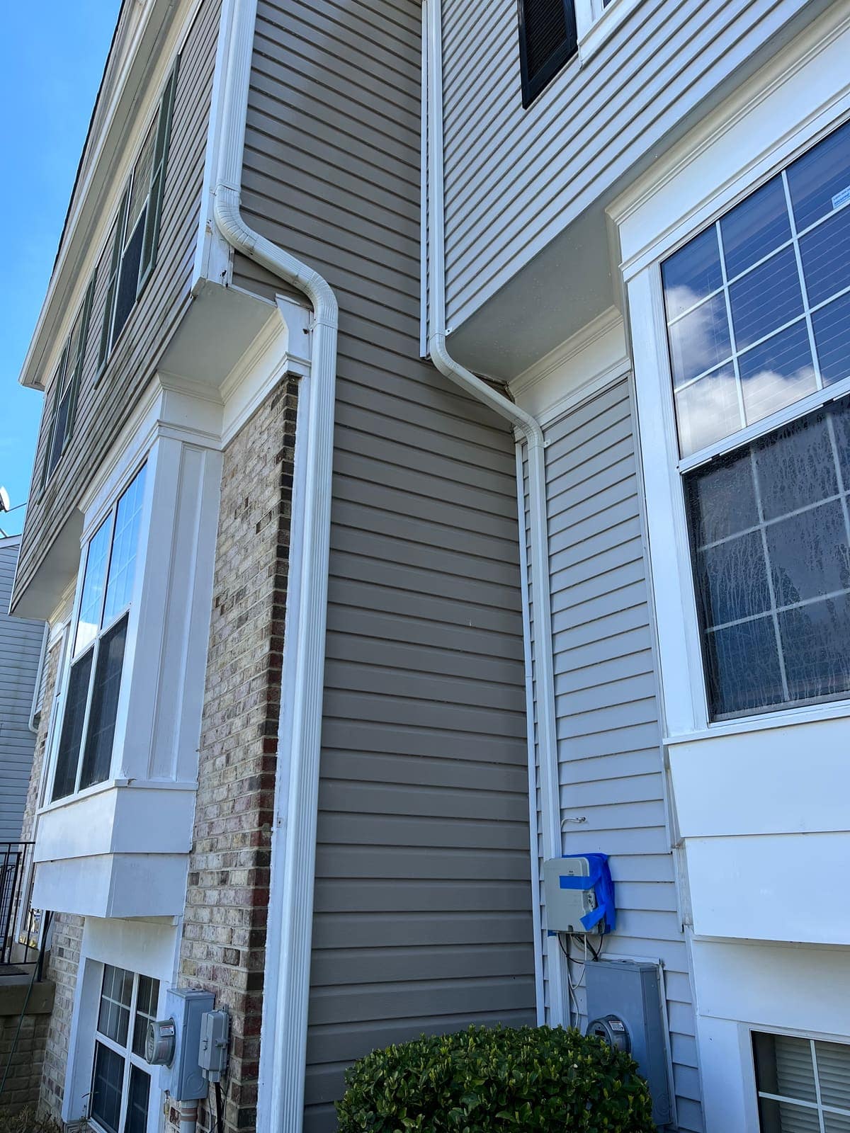 Townhouse exterior clean after soft washing