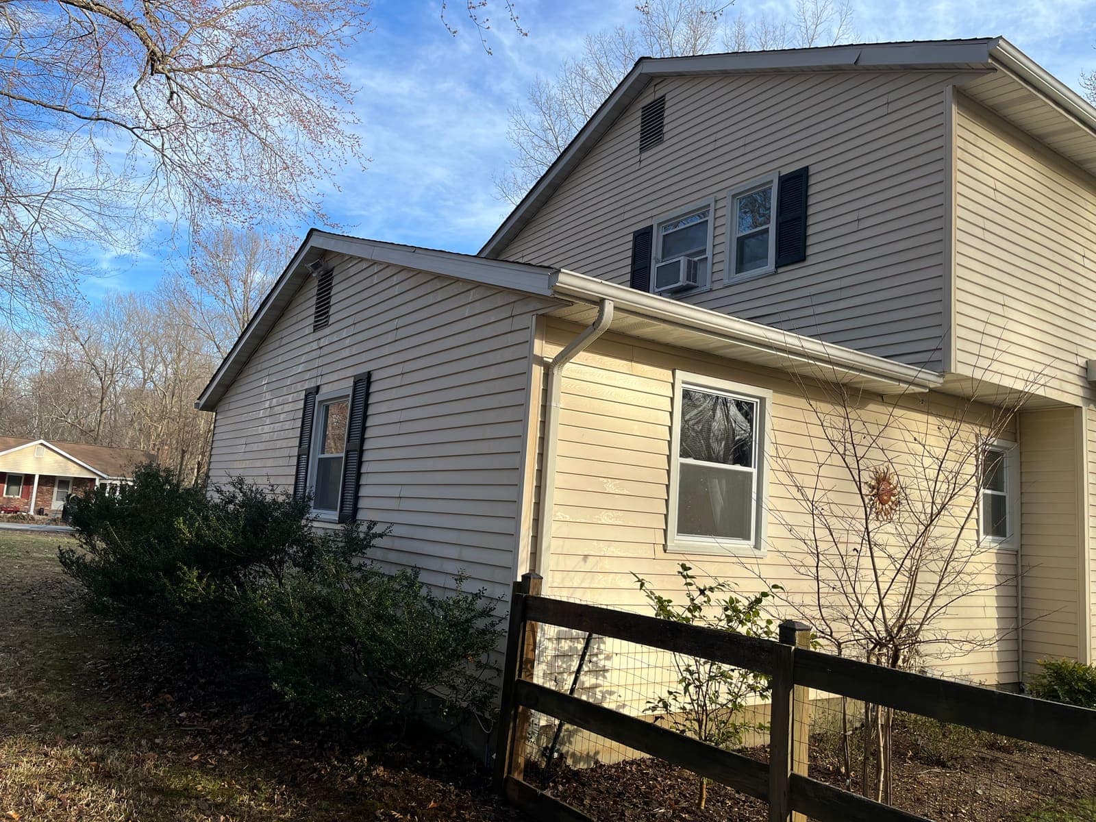 Yellow-sided house bright and clean after a soft wash